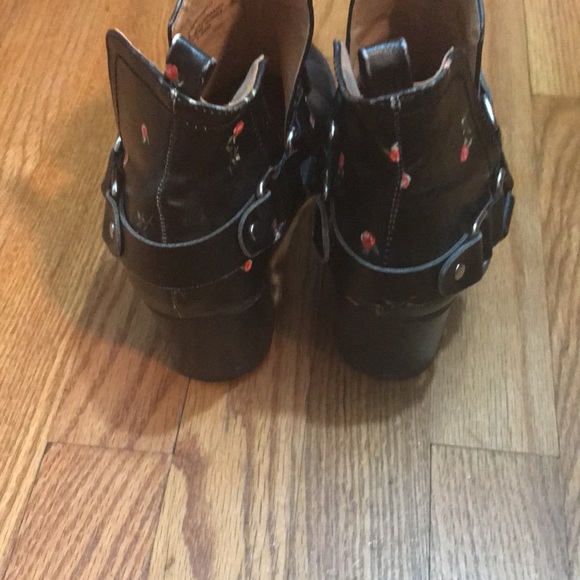 NWT Madden Girl booties with Roses size 8 - Picture 3 of 7